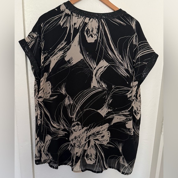 Women's plus-size blouse in size 2XL, black and beige with a floral pattern. - Picture 2 of 10